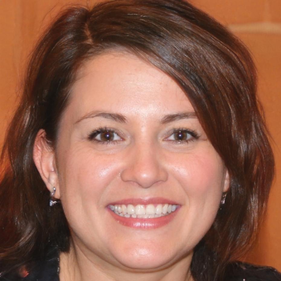 Portrait of Lindsey Ashworth, harvenaloqi client